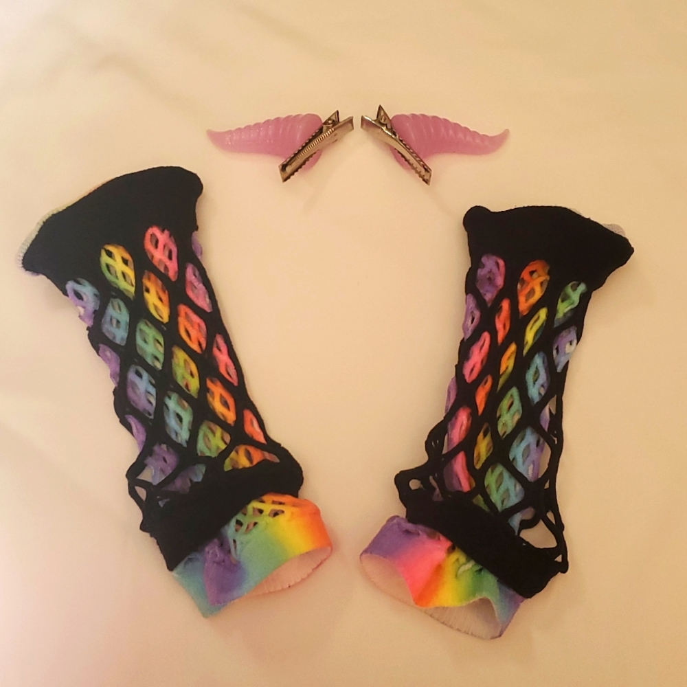 Cool multi-coloed wrist bands&chic horn hair clips